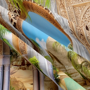 Detail eines exotischen Wandteppichs mit Wüstenarchitektur und grünen Palmblättern