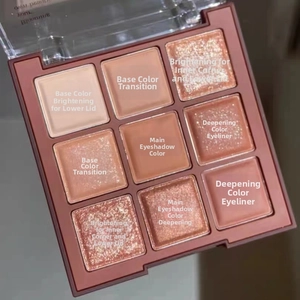 Macro-opname van het chocolade oogschaduwpalet met negen kleuren in matte en glittertexturen
