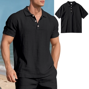 Nahaufnahme des schwarzen, atmungsaktiven Leinen-Poloshirts mit Kragen und Strickstruktur