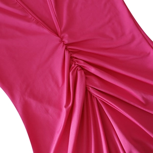 Nahaufnahme von gerafftem pinkfarbenem Stoff mit elegantem Knoten und glatter Textur