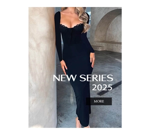 Dettaglio dell'abito lungo nero aderente con bordo in pizzo sullo scollo quadrato elegante