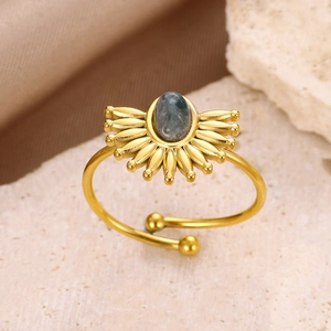 Bague vintage dorée avec turquoise ovale sertie et design de halo rayonnant