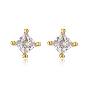 Detalle macro de pendientes de mariposa bañados en oro de 18K con circonita cuadrada