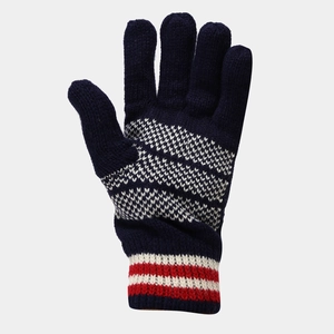 Dettaglio di guanti in maglia blu scuro con trama bianca e polsini a righe rosse e bianche