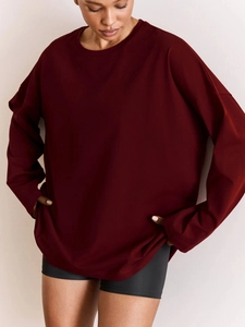 Detailansicht eines weinroten Baumwoll-Langarmshirts mit entspanntem Oversized-Schnitt
