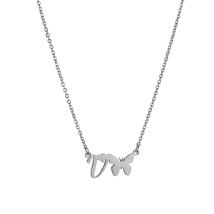 Primer plano de collar en acero de titanio plata con letra V y colgante de mariposa