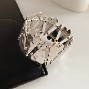Bracelet extensible à maillons en cœur argenté martelé au design minimaliste sur cuir noir