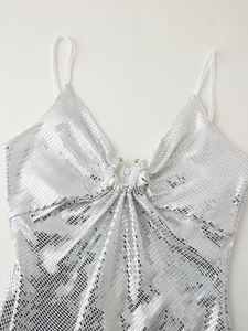 Dettaglio vestito argento con paillettes, decorazione di perle e spalline sottili