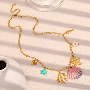 Gros plan détaillé du collier plaqué or 18 carats avec des breloques marines colorées