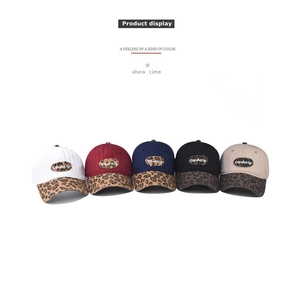 Cinq casquettes de baseball avec visières à motif léopard et détails de broderie topsharp