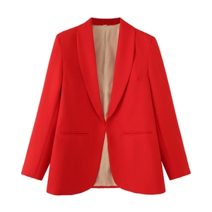 Détail de blazer rouge à col châle et doublure beige clair pour tenue d'affaires décontractée