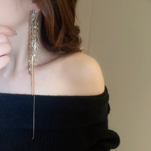 Boucles d'oreilles à franges argentées avec chaînes en cascade sur le mannequin