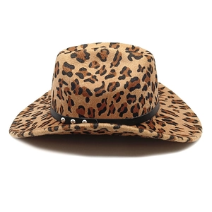 Detailansicht vom Leopard-Cowboyhut mit schwarzem Lederband und silbernen Nieten