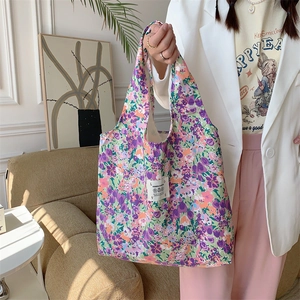 Borsa tote in tela a fiori con etichetta floreale in un ambiente interno accogliente
