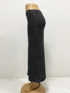 Détail de la jupe longue en jean taille haute avec boutons et fente sur tissu gris foncé