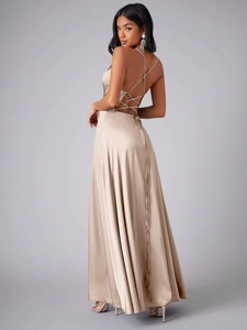 Détail de la robe en satin champagne avec un élégant laçage croisé dans le dos nu