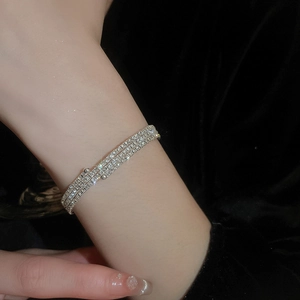 Dettaglio del bracciale multistrato in argento con perle finte e strass scintillanti