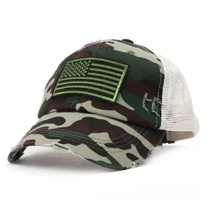 Nahaufnahme der Camouflage-Mesh-Baseballkappe mit amerikanischer Flaggenstickerei