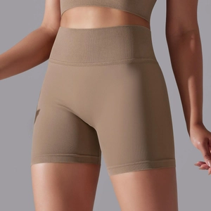 Détail du short de yoga sans couture taille haute avec taille côtelée et texture