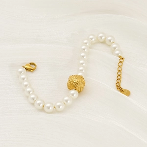 Bracelet élégant en perles et acier inoxydable avec perle dorée texturée sur soie blanche
