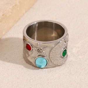 Détails texturés de la bague vintage argentée lune et étoile avec pierres gaufrées