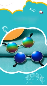 Details von runden Kinder-Sonnenbrillen mit Regenbogen- und blauen verspiegelten Gläsern