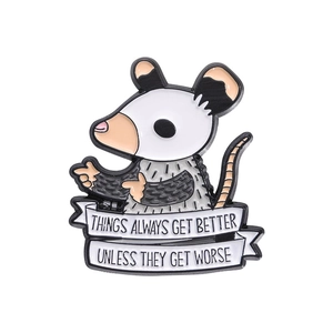 Emaille-Pin im Punk-Stil mit Opossum und Motivationsspruch auf weißem Hintergrund