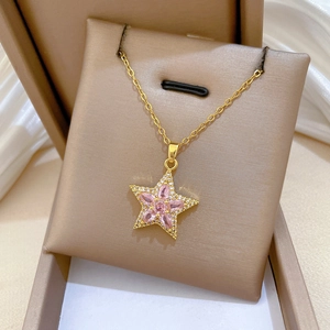 Collier luxueux en titane doré avec pendentif étoile rose et cristaux brillants en boîte