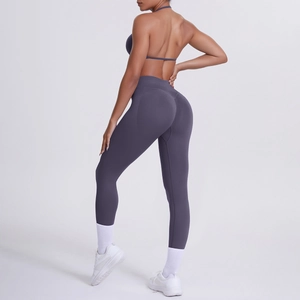 Dettaglio dei pantaloni yoga a vita alta senza cuciture con effetto sollevamento