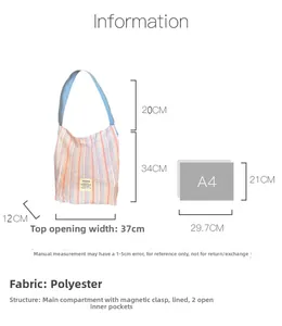 Comparaison détaillée de la taille du sac cabas rayé avec une feuille de papier A4