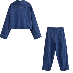 Set in denim blu scuro con giacca corta e jeans dritti a vita alta, vista posteriore