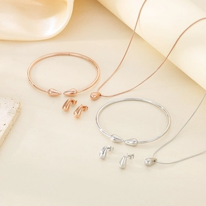 Ensemble de bijoux trois pièces avec boucles d'oreilles goutte et jonc doré et argent