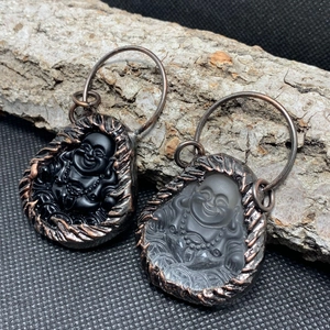 Lachender Buddha Kristall-Anhänger in antikem Bronze-Seilrahmen auf Holzoberfläche