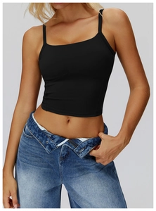 Dettaglio del top da yoga nero con spalline sottili e scollo quadrato elegante e sportivo