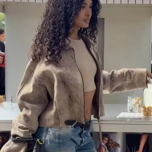 Giacca marrone tie-dye con risvolto e cerniera mostrata su una modella femminile