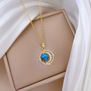 Collier Nuit Étoilée avec pendentif croissant de lune dans un coffret cadeau à bijoux
