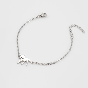 Vue détaillée du bracelet pendentif licorne en argent avec chaîne d'extension et fermoir