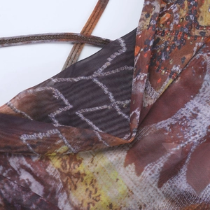 Vue macro détaillée d'un tissu en maille respirant avec imprimé floral abstrait rétro