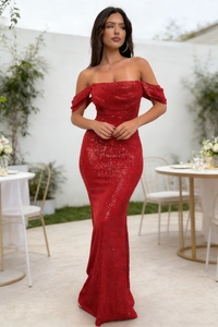 Détail d'une robe de soirée à paillettes rouges avec col bardot et coupe sirène élégante