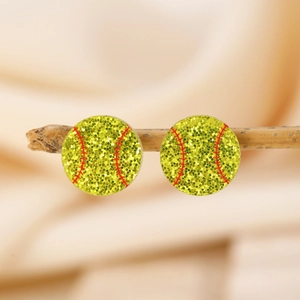Détail macro de boucles d'oreilles softball jaunes à paillettes avec coutures rouges