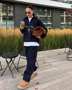 Gros plan détaillé du sweat-shirt bleu marine à demi-zip avec texte Vintage Vibes