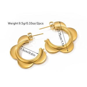 Detailed view of 18k gold geometric petal earrings with precise weight and size measurements