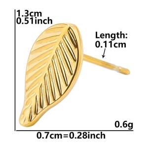 Dettaglio dimensioni orecchini a foglia: 1,3cm di altezza e 0,7cm di larghezza con texture