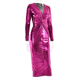Détail de la robe col en V rose fuchsia avec éclat métallique et nœud à la taille