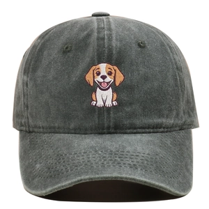 Détail du chien brodé sur la couronne d'une casquette en coton gris foncé délavé