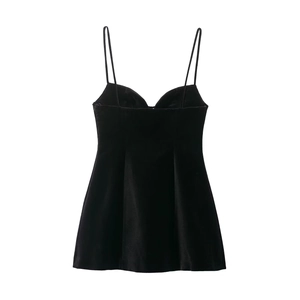 Mini robe élégante en velours noir à fines bretelles et décolleté en cœur sur fond blanc