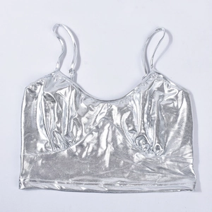 Detail eines silbernen Metallic-Camisoles mit dünnen Trägern und reflektierendem Stoff