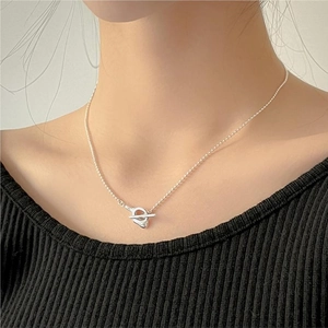 Nahaufnahme einer minimalistischen S925 Silber Perlenkette mit OT-Verschluss am Model
