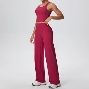 Dettaglio completo yoga bordeaux con reggiseno sportivo scollo a U e pantaloni ampi