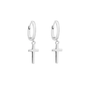 Orecchini a cerchio minimalisti in argento S925 con croce per donna su sfondo bianco